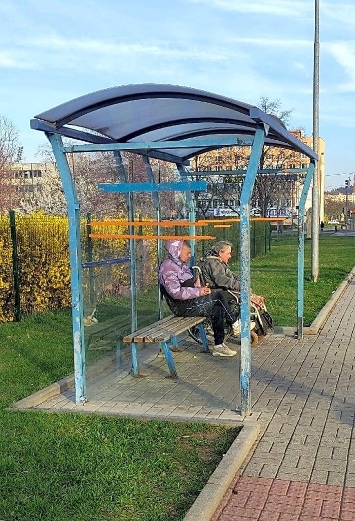 Dobrý den, 
o tomto problému víme a v případě, kdy existují zákonné možnosti, strážníci vždy zasáhnou a osoby vykážou z místa (v případě znečišťování veřejného prostranství, popíjení alkoholu nebo kouření). Za zmíněné oznámení na linku 156 děkujeme. V příštích dnech se na tento problém zaměří všechny hlídky strážníků a asistentů prevence kriminality. 

Ing. Jaroslav Hrvol
ředitel, Městská policie Most