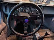 Původní palubní deska byla sestavena narychlo, tomu odpovídá i její syrovost.