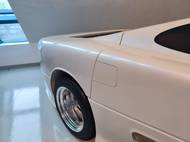 První prototyp měl ještě hrdlo nádrže v motorovém prostoru, číslo dvě jej má už vyvedené na boku.