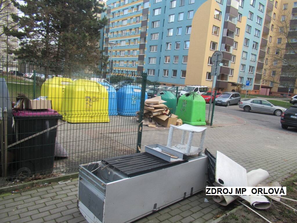 Strážníci MěP Orlová zjistili na základě oznámení občanky, že u jednoho z kontejnerů na směsný komunální odpad v Orlové-Lutyni na ulici Adamusové odložil nájemník jednoho z domů starou ledničku, místo toho, aby ji odvezl do sběrného dvora. Strážníci kontaktovali majitele spotřebiče a snažili se zjistit, proč byla lednice odložen...