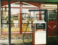 Benzin zdražoval i nadále, koncem 70. let stál litr Specialu 6,50 koruny a během 80. let pak dokonce osm korun. Rostla ale průměrná mzda, navíc čerpací stanice rozšiřovaly své služby, což dokazuje i tento snímek právě z 80. let. Postupně se začala objevovat i první osobní auta na naftu, těch ale i ke konci 80. let bylo naprosté minimum, tento typ pohonu využívaly hlavně dodávky, nákladní auta nebo autobusy. Značka Benzina přežila i sametovou revoluci a až před několika lety její polský vlastník Orlen rozhodl, že označení čerpacích stanic se z Benzina změní na Orlen.