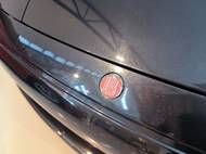 Jedině černý vůz má na kapotě logo Tatra.