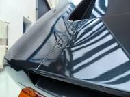 Laminát je živý materiál, na některých místech jsou po letech patrné šrouby.