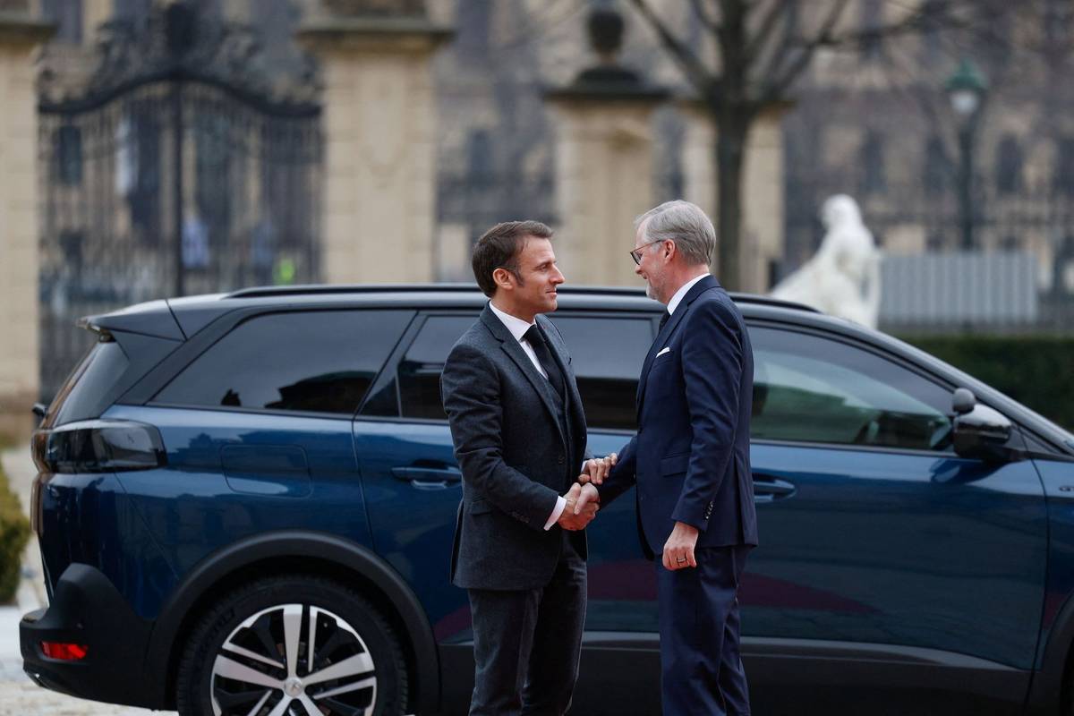 Francouzský prezident Emmanuel Macron je na návštěvě České republiky, kde se mimo jiné setkal s premiérem Petrem Fialou (ODS).
