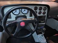 Palubní deska u třetí Supertatry už vypadala honosněji. K lepšímu výsledku jí chybělo protažení až do dveří.