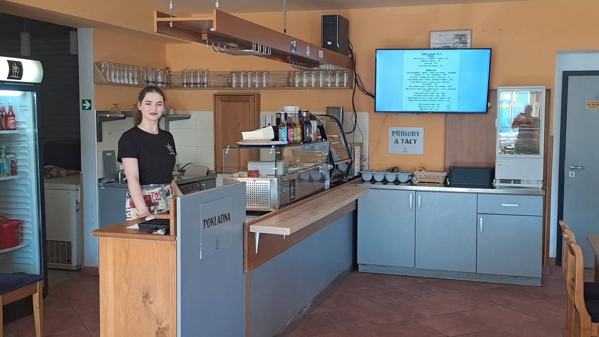 Od středy 20. března 2024 je znovu otevřena restaurace v Obecním domě na Náměstí ve Velkém Poříčí.
„Jídelnu a bistro Velké Poříčí“ provozuje společnost LP.Profigastro s.r.o., Vestec.
Otevírací doba bude každý pracovní den, pondělí až pátek od 10 do 14 hodin.
Jídelní lístek je zveřejněn na webové adrese 
https://jidelna-a-bistro-velke-porici-6.webnode.cz/