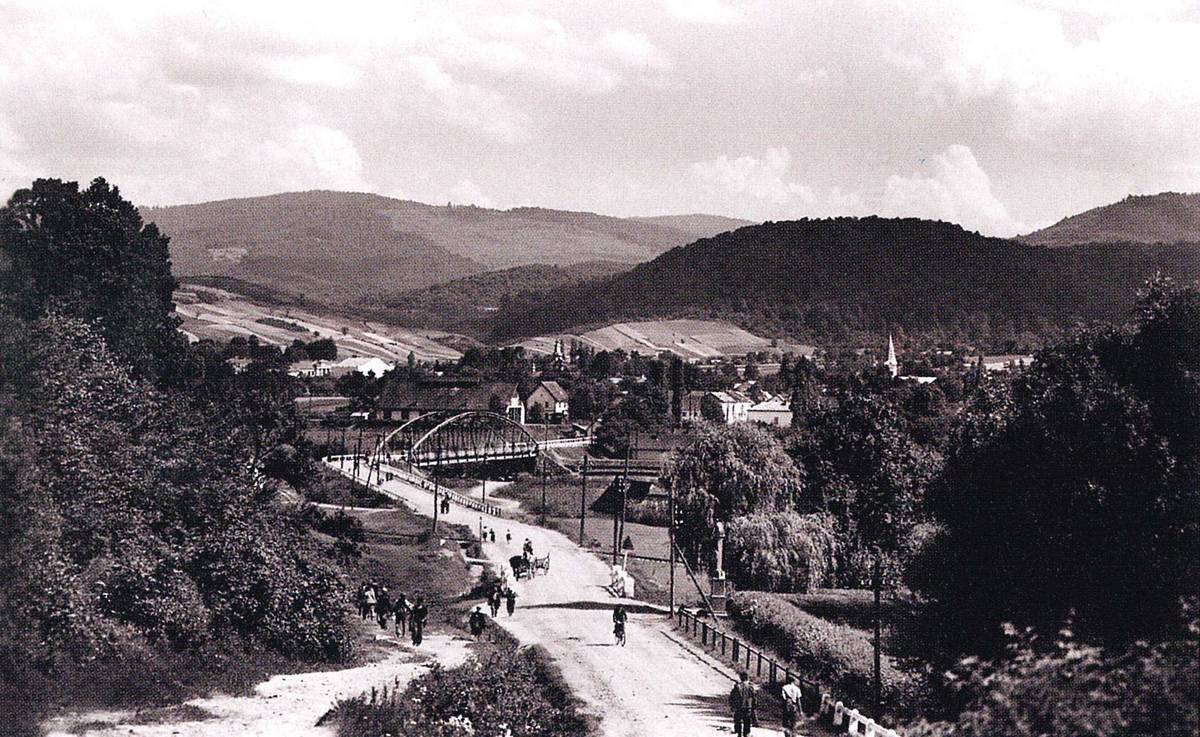 Podkarpatská Rus je historické území, které se rozkládalo na místě dnešní ukrajinské Zakarpatské oblasti. Na snímku je příjezd do Svaljavy, pohled na most přes Latoricu a první domy města.