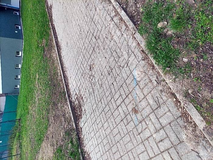 Dobrý den, části komunikace po překopech nejsou doposud předány zpět do užívání města.