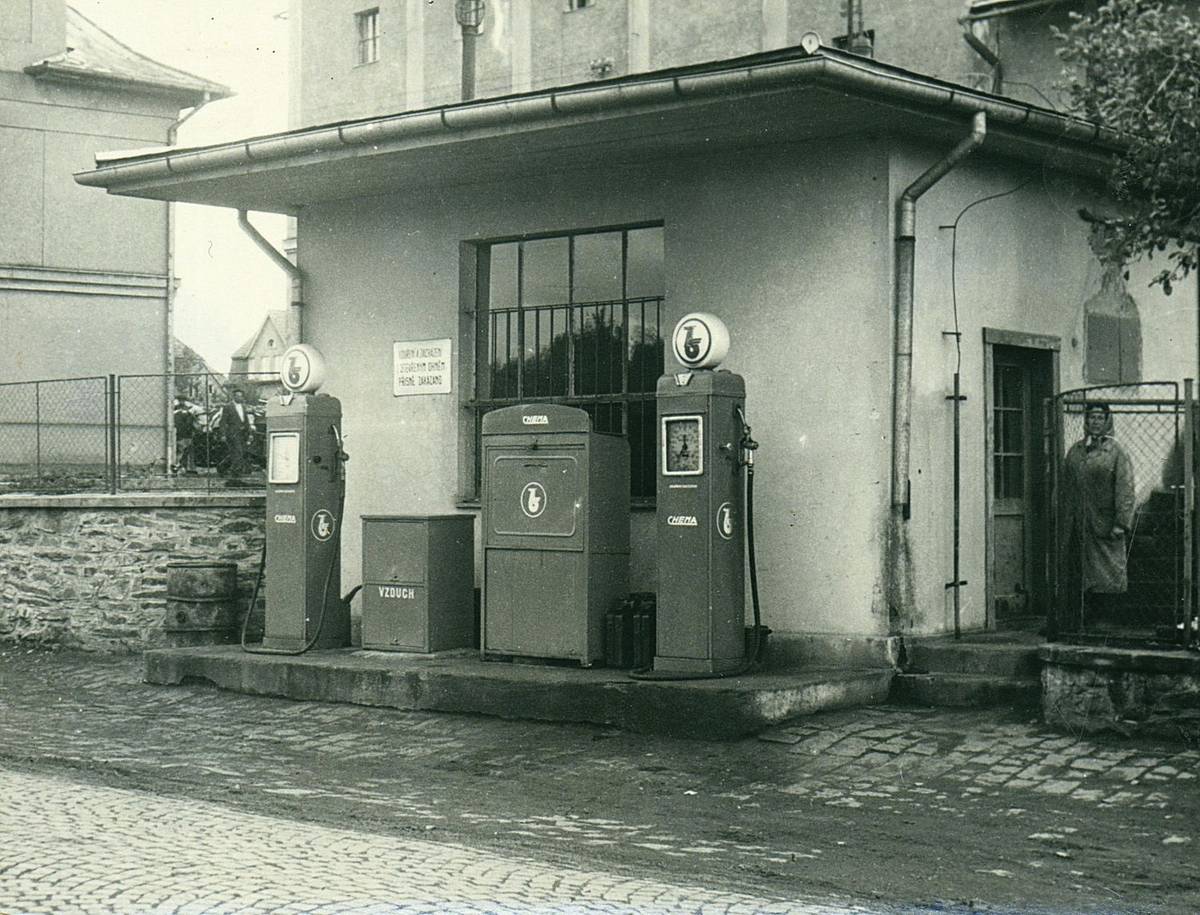 Pro čerpací stanice socialistického Československa neexistuje větší synonymum než Benzina. Značka ale nevznikla hned po roce 1945. Nejprve se používala ještě předválečná značka BZ (Bratři Zikmundové), po znárodňování a slučování byla v roce 1948 začleněna do národního podniku Ramo. Na snímku pumpa v Horšovském Týně.