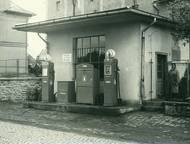 Pro čerpací stanice socialistického Československa neexistuje větší synonymum než Benzina. Značka ale nevznikla hned po roce 1945. Nejprve se používala ještě předválečná značka BZ (Bratři Zikmundové), po znárodňování a slučování byla v roce 1948 začleněna do národního podniku Ramo. Na snímku pumpa v Horšovském Týně.