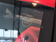 Všechna okna jsou vyrobena na zakázku, boční jsou v rámu napevno.