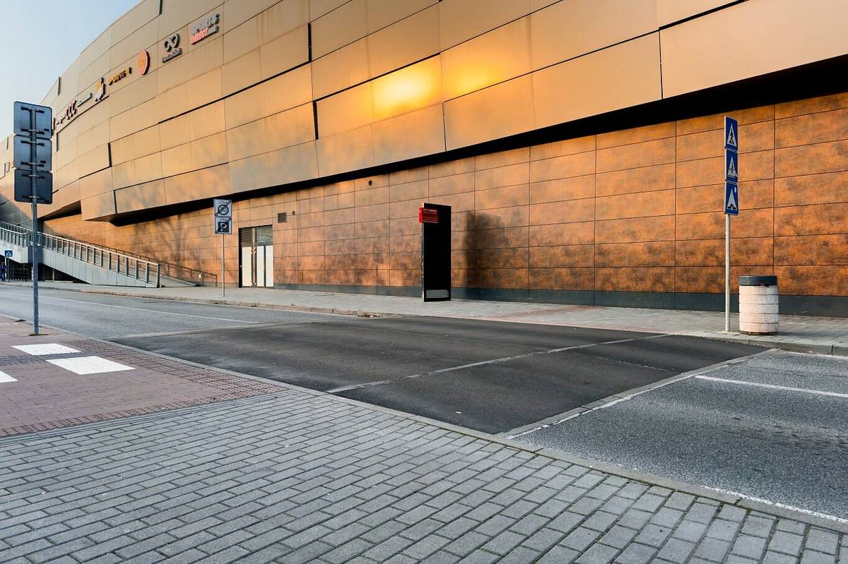 Dokončenie rekonštrukcie zvýšeného priechodu pre chodcov na Halenárskej ulici pri Amfiteátri je plánované na stredu 6. marca 2024, kedy sa bude realizovať vodorovné dopravné značenie. 
Realizácia vodorovného dopravného značenia zvýšeného priechodu pre chodcov je plánovaná od 10.00 do 14.00 h a bude sprevádzaná dočasným dopravným obmedzením. V danom úseku bude krátkodobá čiastočná uzávera na Halenárskej ulici pri Amfiteátri v smere von z centra mesta. Výjazd od Paulínskej a Kapitulskej ulice bude prístupný cez Športovú a Halenársku ulicu smerom na Invalidskú ulicu.
Ospravedlňujeme sa za vzniknuté obmedzenia a ďakujeme za trpezlivosť a rešpektovanie prenosného dopravného značenia.