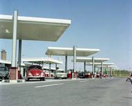 Plná čerpací stanice u jedné z dálnic.