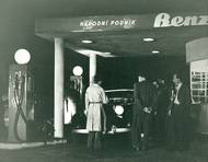 Služby pro motoristy se rychle rozšiřovaly, začaly vznikat pumpy s přístřešky a řada z nich měla otevřeno od šesté ráno do osmé večer. Trochu to kontrastovalo s tím, že na různých místech byly stále čerpací stanice bez přístřešku, případně jen s nouzovým pro obsluhu.