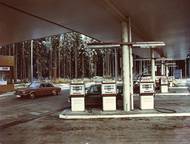 Toto už jsou 70. léta a dálniční odpočívadlo U Devíti křížů. V roce 1974 také kvůli ropné krizi palivo zase zdražilo, litr Normalu byl za 4 koruny, Specialu a 4,3 koruny a Super za rovných pět korun.