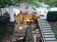 Pozůstatky dílny našli dva metry pod zemí. Zjistili, že ji zde předkové postavili někdy na přelomu prvního a druhého tisíciletí.