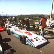 Vpředu byly příčné lichoběžníkové polonápravy s trojúhelníkovými rameny, vzadu pětiprvkové zavěšení.