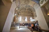 Návštěvníci Festivalu pro židovskou čtvrť v Boskovicích si prohlížejí zdější synagogu maior.
