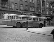 Tatra 400 byla tím posledním, naposledy vyjela do ulic metropole 15. října 1972. Pak se za trolejbusy v Praze na dlouhou dobu zavřely pomyslné dveře depa. Až v posledních letech se trolejbusy vrací, nejslavnější je asi linka vedoucí na pražské letiště.