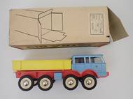 Cenu zvedl nízký počet vyrobených kusů, stav prakticky nové hračky s lehce poškozeným prosklením a také fakt, že nechyběla původní papírová krabička.