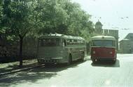 Srovnání maďarské a československé autobusové/trolejbusové školy. Futuristický Ikarus 55 se světlomety ve spodní části předního nárazníku a vedle něj trolejbus Tatra. Foceno v Bratislavě.