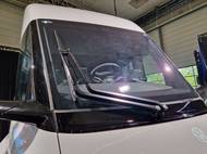 Podobně jako u Cybertrucku má čelní sklo jediný gigantický stěrač.