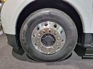 22,5palcová kola vpředu...