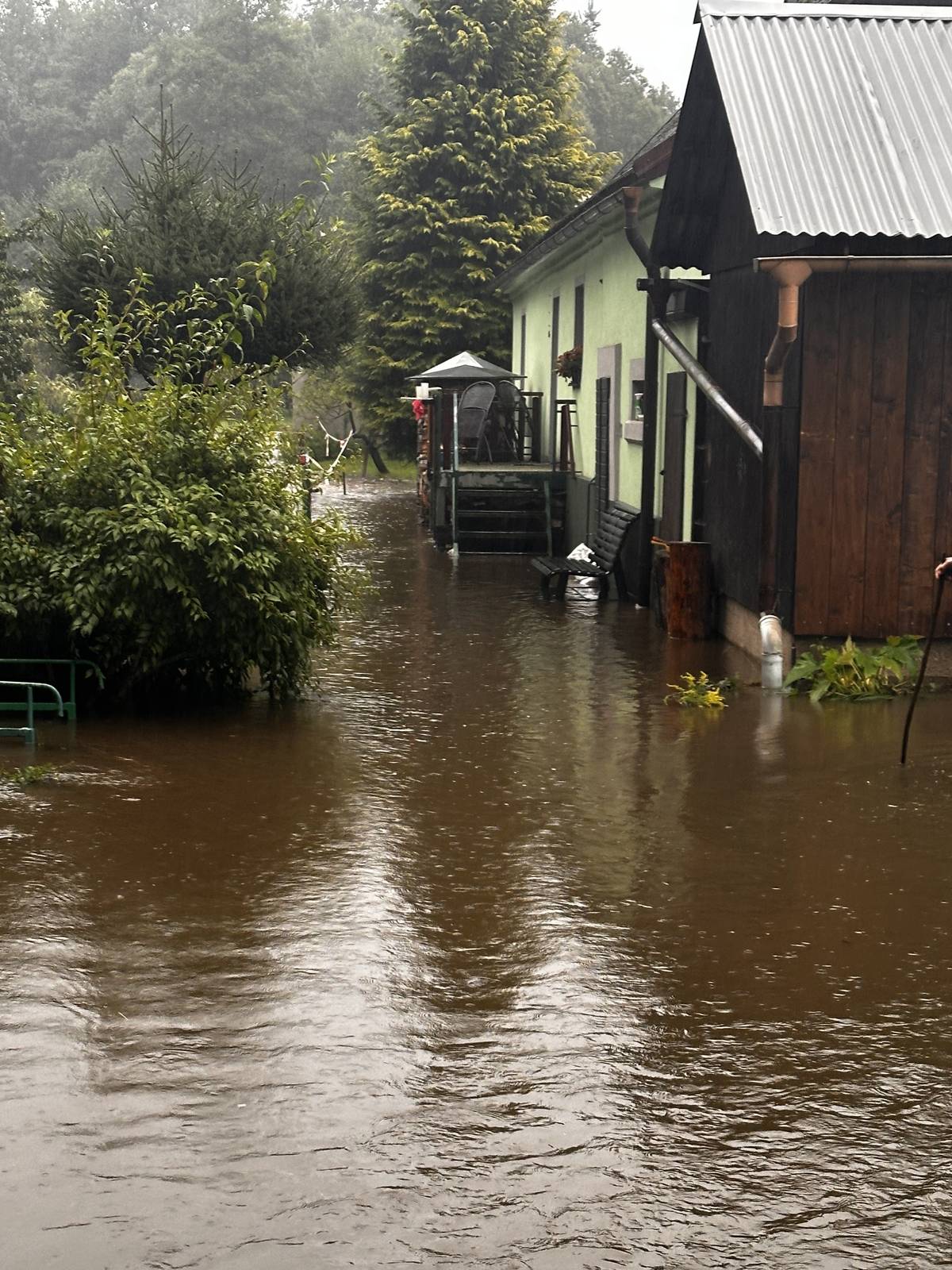 Třetí stupeň povodňové aktivity (III. SPA) – stav ohrožení

Všichni v okolí Pertoltického potoka buďte v pozoru a v pohotovosti. Mějte připravené evakuační zavazadlo. Čekáme na pracovníky povodí Labe ke kontrole hráze Eflerova rybníka.
Starosta