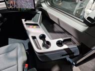 Vpravo je odkládací polička včetně tří fyzických ovladačů.