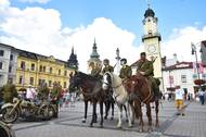 Jezdci v historických uniformách v ulicích Banské Bystrice