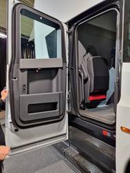 A samotné dveře se otevírají proti směru jízdy.