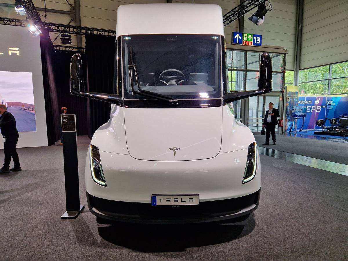Tesla poprvé v Evropě uvedla svůj tahač Semi.