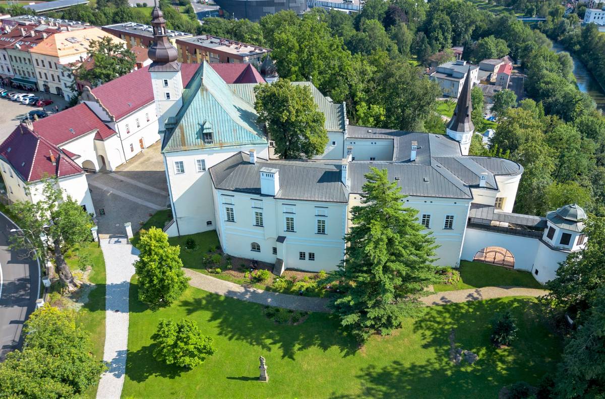 Zveme Vás na jazzový festival, který se uskuteční v pátek 26. a v sobotu 27. července na frýdeckém zámku. Těšit se můžete na skvělý hudební program, kulinářské speciality i opočinkovou zónu v zámeckém parku. Vstup je ZDARMA.