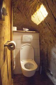 Ženské záchody pro hosty restaurace jsou umístěné zčásti v jeskyni a mužské v původní stáji pro zvířata.