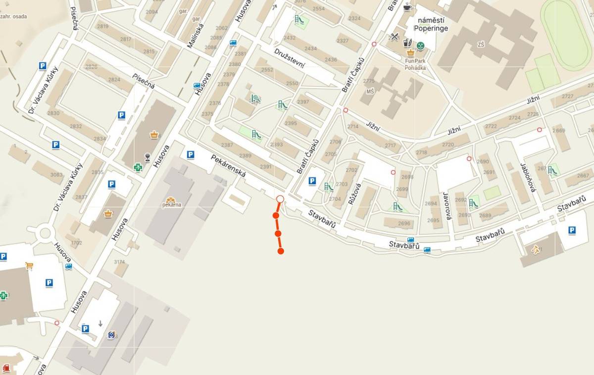 Nová alej vznikne v jižní části města, u polní cesty, která začíná v Pekárenské ulici u křižovatky s ulici Bratří Čapků. Do výsadby, již organizuje město Žatec, se mohou 19. října zapojit i občané. Začátek společné výsadby je v 10 hodin.
Sázet se budou sakury, nová výsadba tak naváže na stromy vysázené v Pekárenské ulici. Město zakoupilo 62 sazenic a připraví jámy pro výsadbu. Úlohou dobrovolníků bude umístit sazenice do jam společně s dřevěnými trojnožkami a zasypat stromy. „Čím více dobrovolníků se sejde, tím rychleji bude výsadba hotová. Jen prosíme, aby lidé měli pracovní oděv a své rukavice. Kdo má možnost, ať přinese svou lopatu, protože nevíme, zda bude dostatek připraveného nářadí pro všechny,“ uvedla Martina Mrázková z Městského úřadu v Žatci, která má na starosti zeleň ve městě.
Výsadbu zeleně ve spolupráci s dobrovolníky z řad občanů pořádá město úmyslně, aby zapojilo veřejnost a ukázalo, co všechno výsadba a péče o stromy obnáší. „Je ověřené, že kdo nějaký strom vysadí, ten stromy ani jinou zeleň neničí,“ zdůraznila Martina Mrázková.
Součástí říjnové výsadby bude i program pro děti, hlavně nejmenší, který bude školáky a předškoláky bavit i vzdělávat. Společnou akci zakončí opékaní buřtů.
Konečnou úpravu první části nové aleje dokončí Technická správa města Žatce. Do budoucna se počítá s dokončením aleje a výsadbou až po tzv. uhelnou silnici jižně od sídliště na jihu od Žatce. Tomáš Kassal