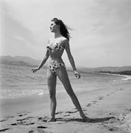 Ty byly ještě v roce 1951 vykázané ze soutěže Miss World, aby nezvýhodňovaly odvážnější účastnice před těmi stydlivějšími. Brigitte Bardot naopak způsobila senzaci, když se v dvoudílných plavkách roku 1953 slunila na pláži u filmového paláce v Cannes.