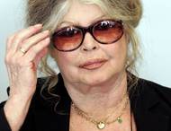 V témže roce 2021 dostala také pokutu ve výši dvaceti tisíc eur kvůli dopisu, v němž dle soudu urazila obyvatele ostrova Réunion. Brigitte Bardot v listu adresovaném prefektovi zámořského departementu v Indickém oceánu kritizovala, jak tam zacházejí se zvířaty. Prohlásila, že zdejší "zdegenerovaní obyvatelé" stále mají "divošské geny" a "hoví barbarským tradicím", když při lidových slavnostech stínají zvířata. Napsala také, že rybáři na Réunion coby návnady pro žraloky používají mrtvé kočky a psy.