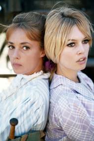 V knize popsala několik pokusů o sebevraždu, potíže s alkoholem na konci filmové kariéry, kdy dle vlastních slov pila až dvě lahve šampaňského a tři lahve červeného vína denně, nebo boj s rakovinou prsu. V knize také kritizovala některé bývalé partnery nebo přiznala negativní pocity z toho, když s druhým manželem, hercem Jacquesem Charrierem, čekala syna Nicolase. "Těhotenství pro mě bylo jako boží trest," konstatovala. Na fotografii je s herečkou Jeanne Moreau (vlevo).