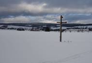 Orlické záhoří vítá všechny turisty z hřebenů tímto mohutným křížem.