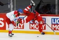 David Musil a Konstantin Okulov v zápase Česko - Rusko na MS 2021