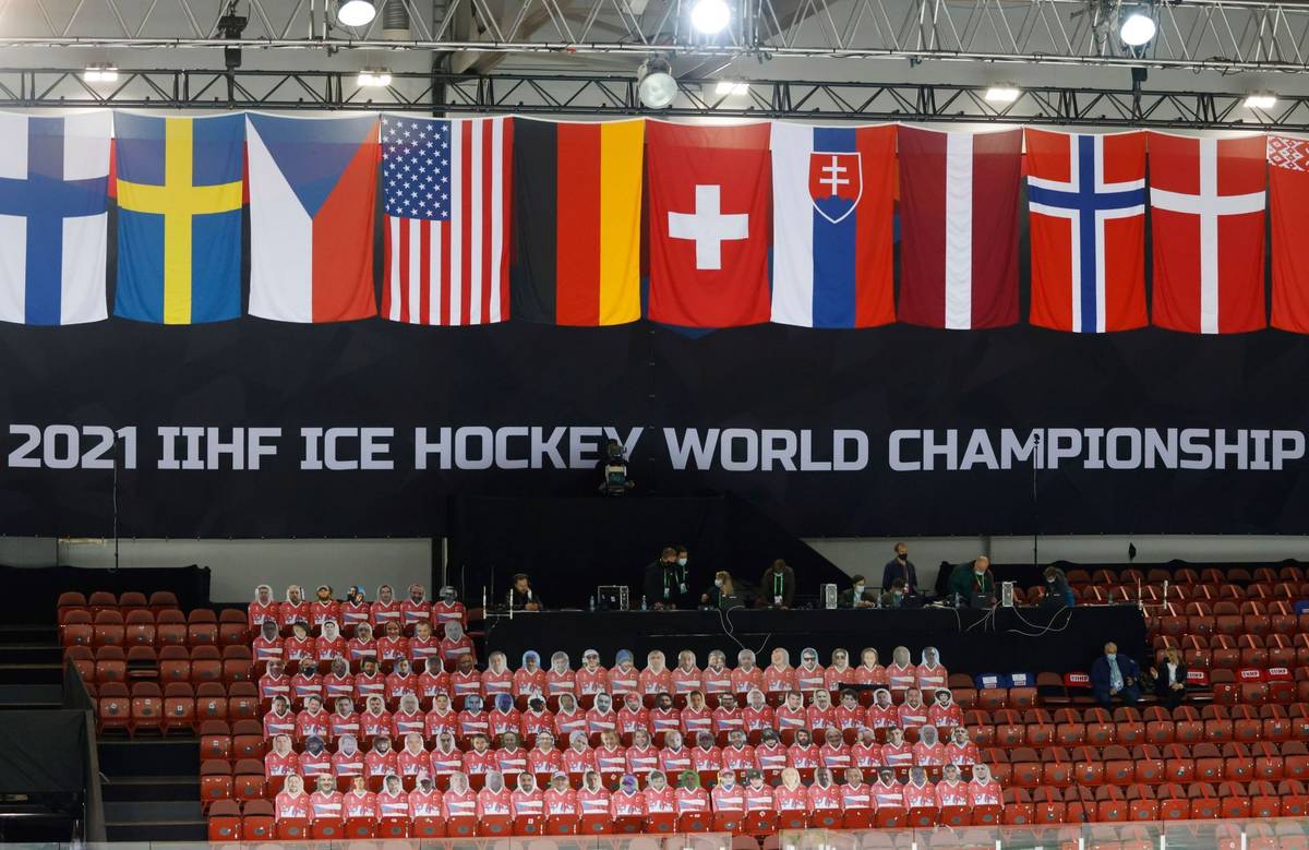 Tribuny na zápase Česko - Rusko místo diváků jen fotografie fanoušků.