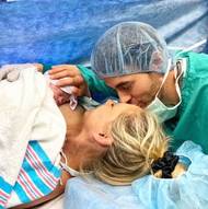 Vzali se a mají spolu tři děti. Nicholase, Lucy a Mary.