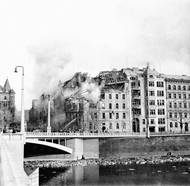 Jiráskův most v Praze po bombardování 14. února v roce 1945.
