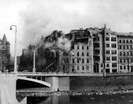 Nábřeží u Jiráskova mostu.