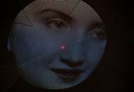 Portrét Bohumily Grögerové promítaný osciloskopem na strop.