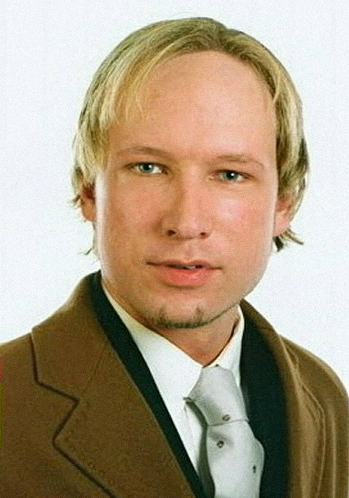 Anders Breivik se narodil 13. února 1979 v Oslu. Jeho matka ho v dětství psychicky týrala a bila. V roce 2005 se přidal do zbrojařského klubu, do armády se dříve hlásil neúspěšně. Založil společnost, která zbankrotovala, v roce 2009 neměl žádný příjem.
Nyní se označuje za fašistu a nacistu, který podporuje etnický nacionalismus.