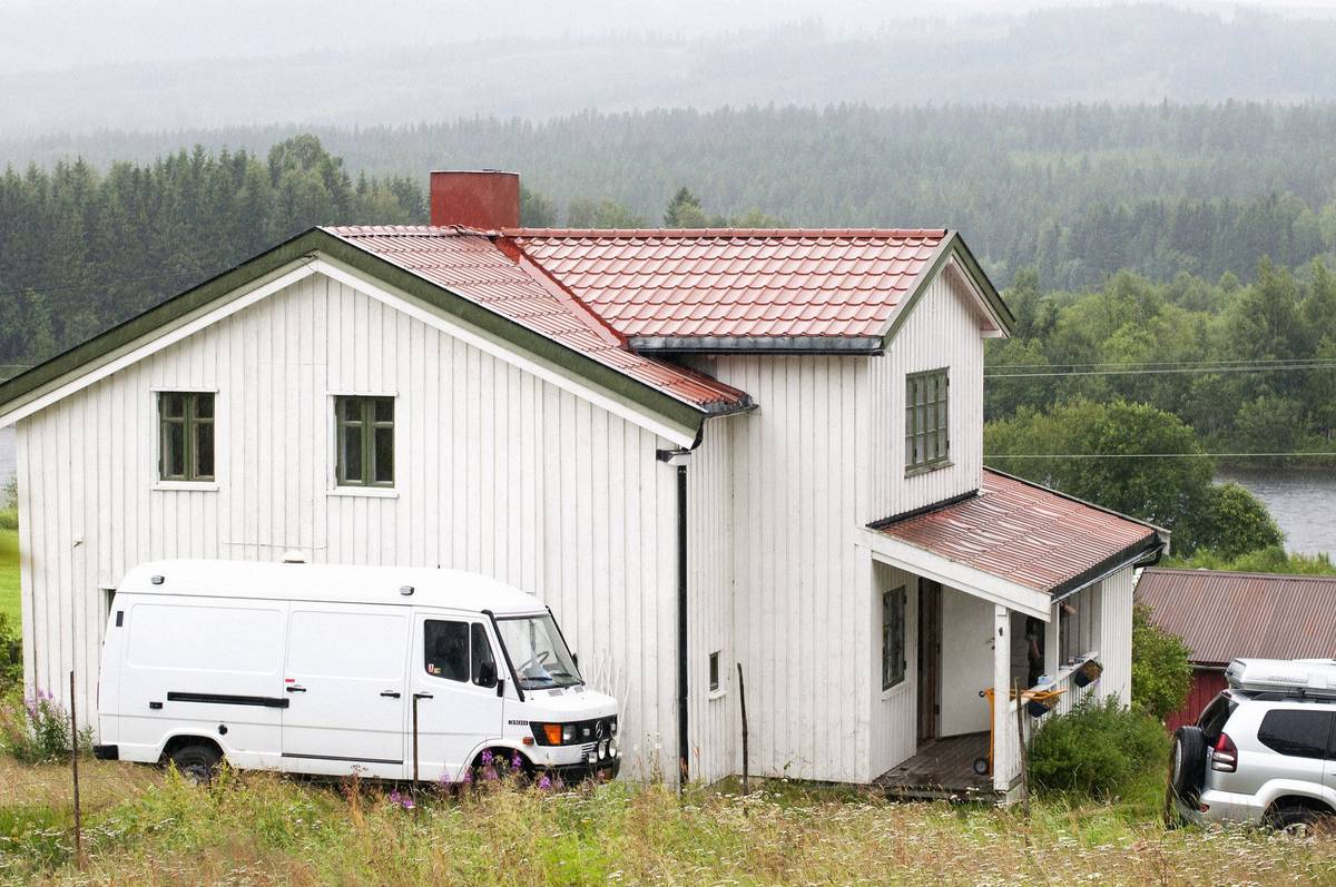 Oslo, 22. července 2011. Pár minut po čtvrt na čtyři odpoledne zaparkovala ve vládní čtvrti před sídlem premiéra bílá dodávka, ze které vystoupil muž oblečený do policejní uniformy. Přesedl do jiného vozu a odjel pryč. Na snímku je farma, kde Anders Behring Breivik celý útok připravoval.