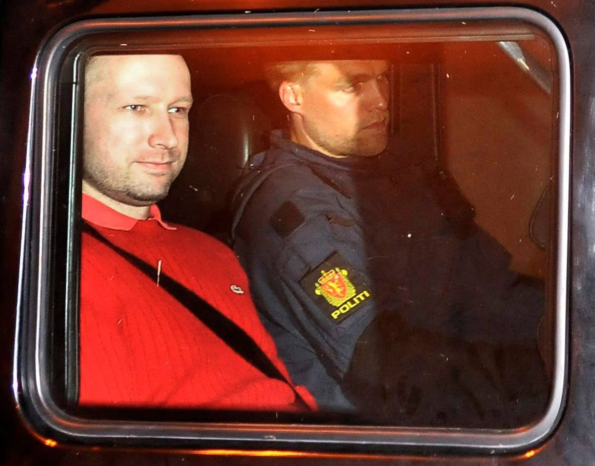 Soudní proces s Breivikem začal v dubnu 2021. Řešilo se mimo jiné i to, jestli byl vůbec příčetný. Nejprve mu odborníci diagnostikovali paranoidní schizofrenii, další vyšetření ale došlo k závěru, že trpí narcisistickou poruchou osobnosti. Na snímku je terorista brzy po svém zadržení.