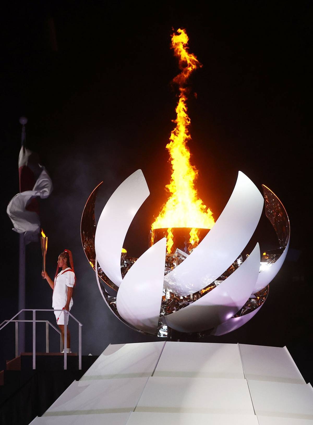 Když tenistka Naomi Ósakaová zapálila v pátek večer olympijský oheň na stylizované hoře Fudži, bylo to trochu překvapení. Nikoliv kvůli hoře, která je jedním ze symbolů Japonska, ale především kvůli tomu, že oheň zapálila současná sportovní hvězda, nikoliv zasloužilá legenda.