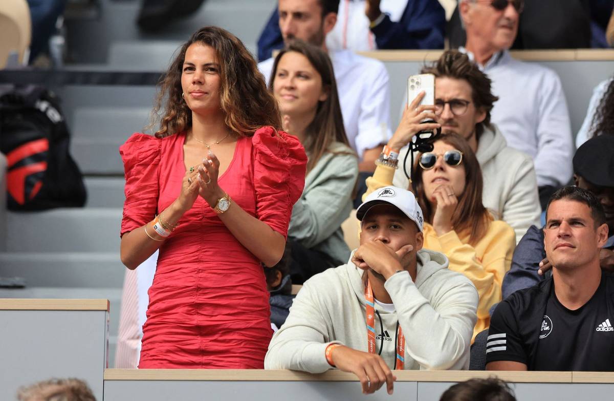 Manželka Jo-Wilfrieda Tsongy v hledišti centrálního stadionu Philippa Chatriera.